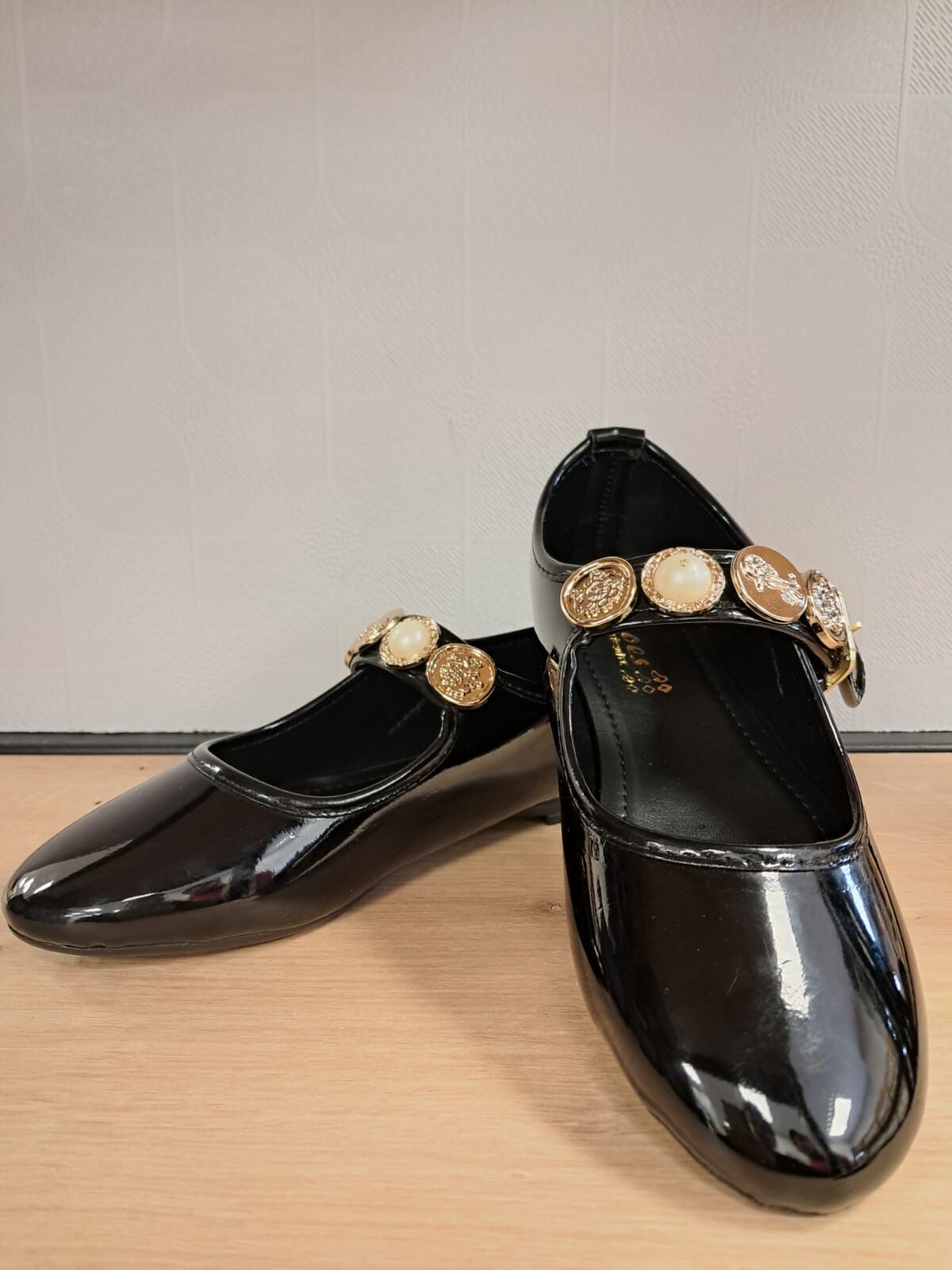 Kadın Broş Detaylı Deri Ayakkabı (Shoes)
