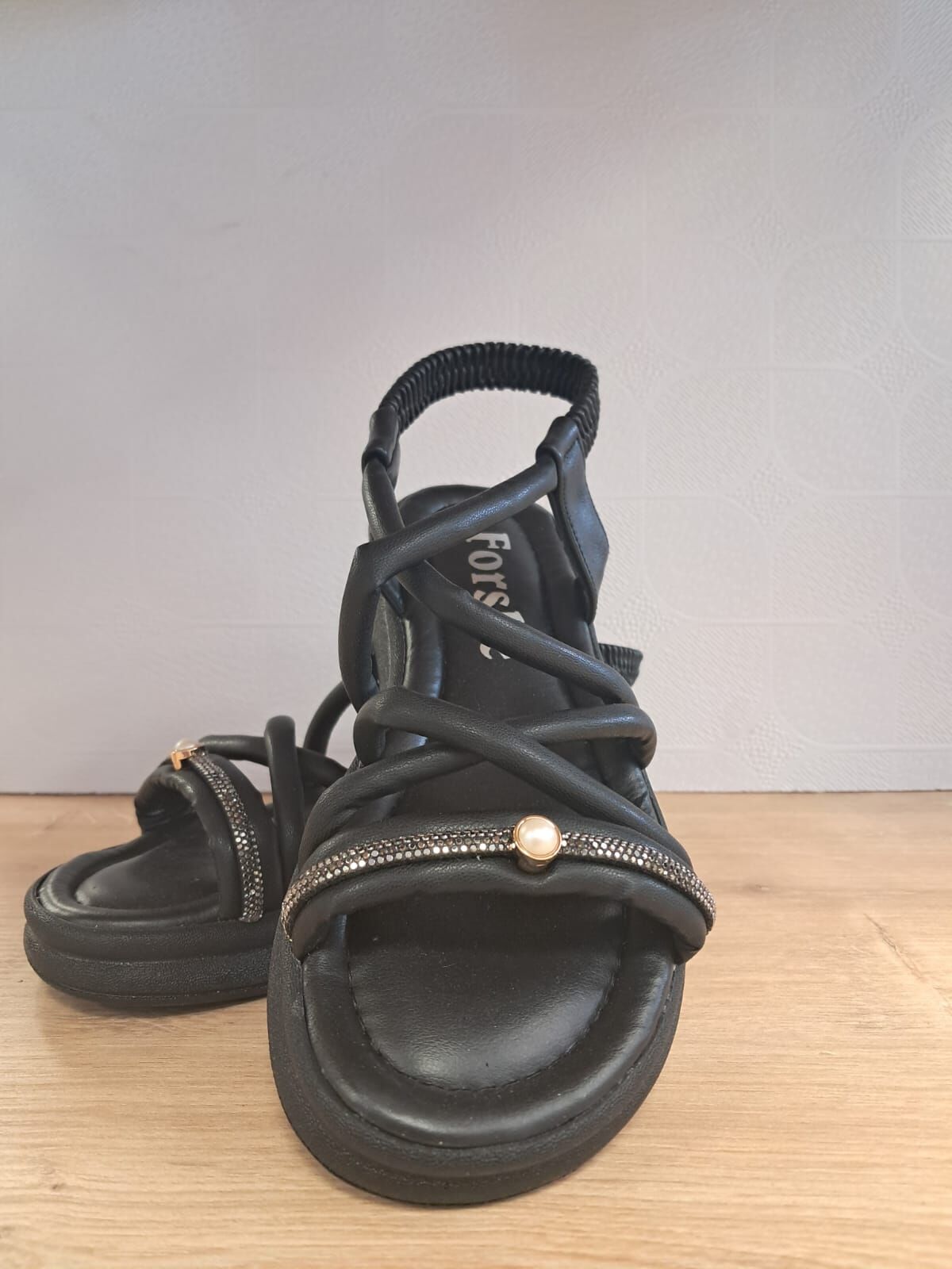 Kadın Lastikli ve Taşlı İnci Detaylı Yüksek Taban Sandalet