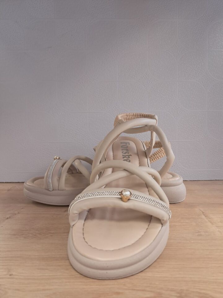 Kadın Lastikli ve Taşlı İnci Detaylı Yüksek Taban Sandalet