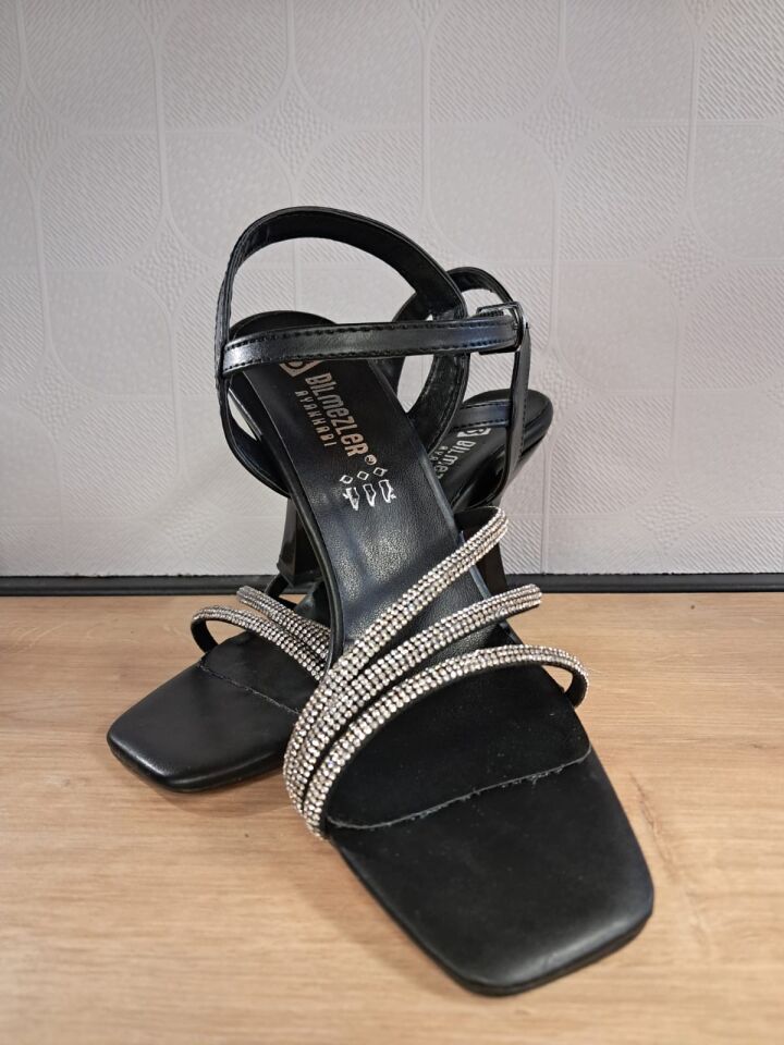 Kadın Taş Detaylı Topuklu Ayakkabı