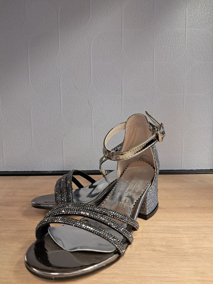 Kız Çocuk Üç Bantlı Taşlı Topuklu Ayakkabı