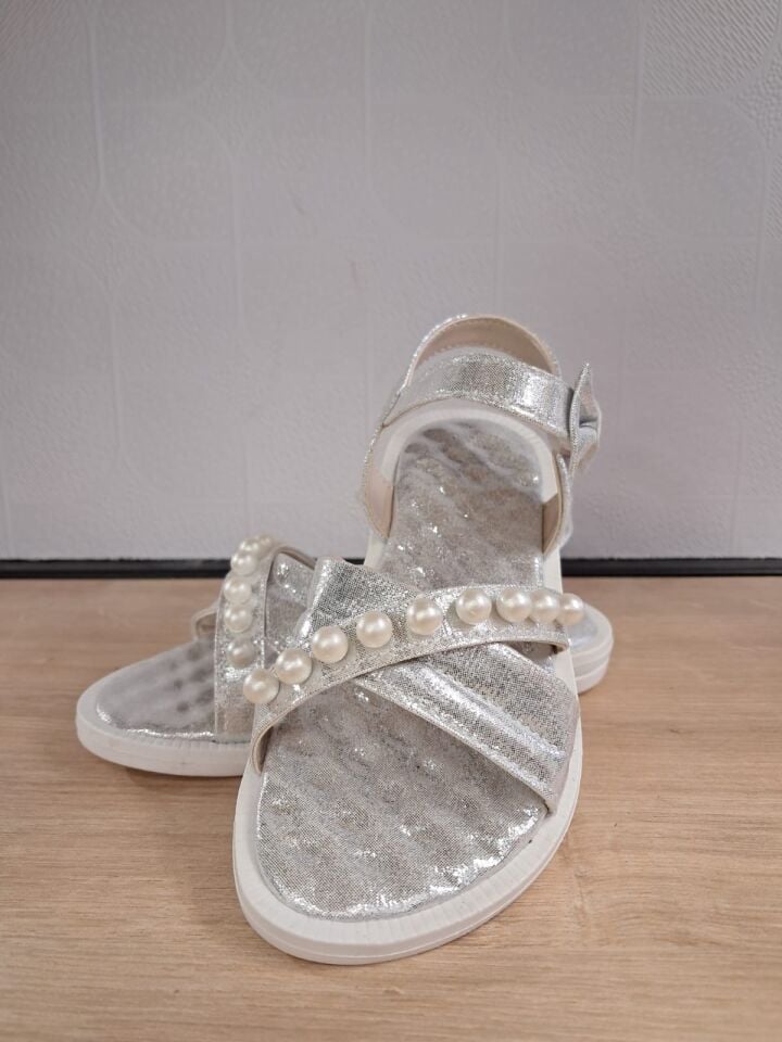 Kız Çocuk İncili Fiyonk Detaylı Sandalet