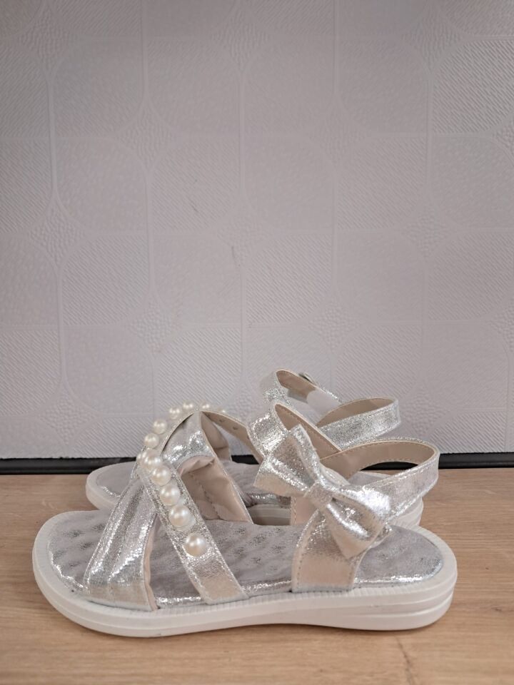 Kız Çocuk İncili Fiyonk Detaylı Gümüş Renk Sandalet 30